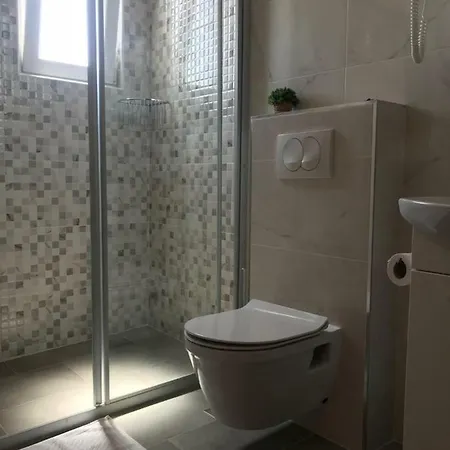 Lucia Premium 2* Примоштен