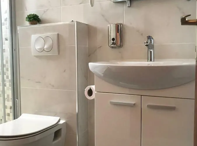 Lucia Premium בית הארחה פרימוסטן